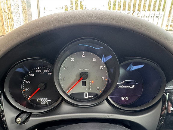 Porsche Macan 23 of 30