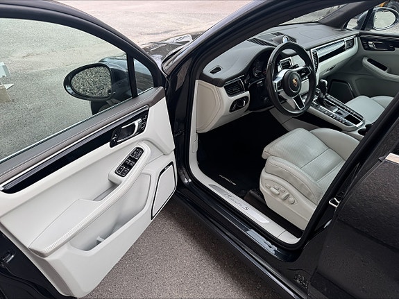 Porsche Macan 12 of 30
