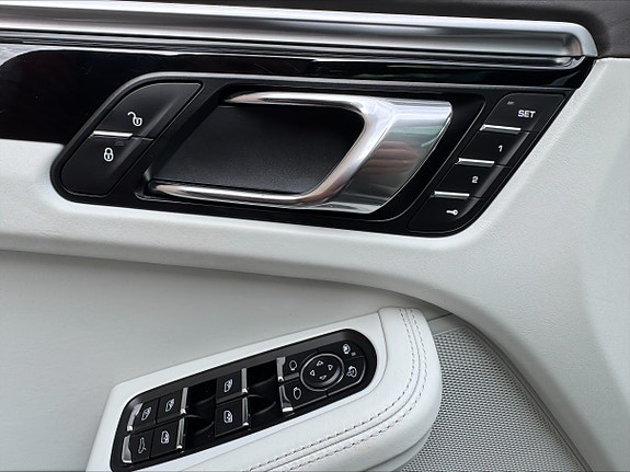 Porsche Macan 13 of 30