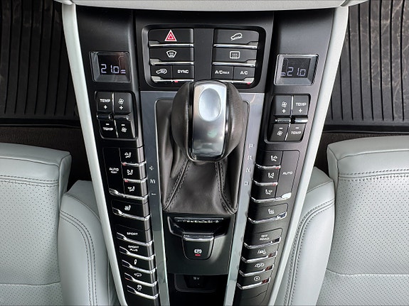 Porsche Macan 30 of 30