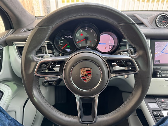 Porsche Macan 27 of 30