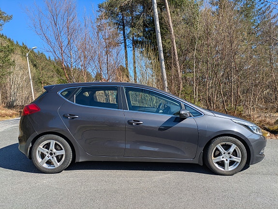 Kia Ceed 2 of 5