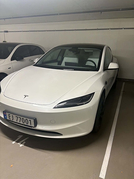 Tesla Model 3 18 of 18