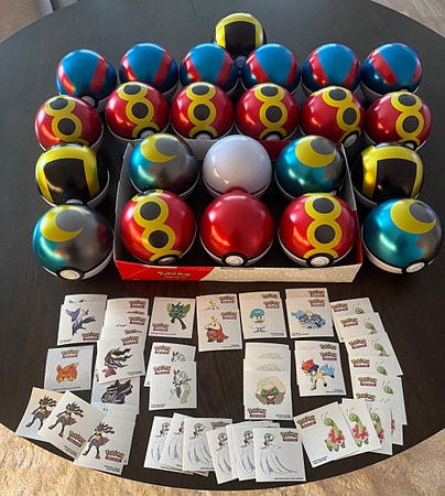 Stor Pokémon samling – Pokéballer + kort/stickers – selges samlet