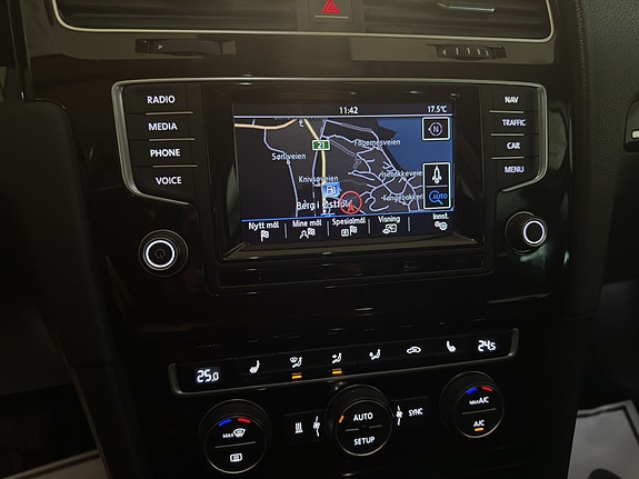 Volkswagen Golf VII 23 of 25