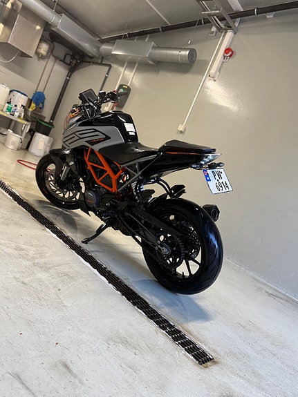 KTM 125 Duke 2 of 5