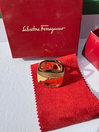 Vintage Salvatore Ferragamo Gancini Skjerfring i Gull