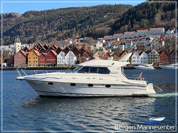 Riviera 925 fly Samme eier i 15 år. 2x Steyr - 36 knop. Baugtrøster