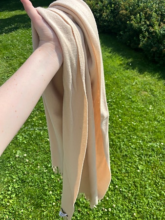 Tidløst skjerf fra Acne Studios i 100% lammeull – beige klassiker!