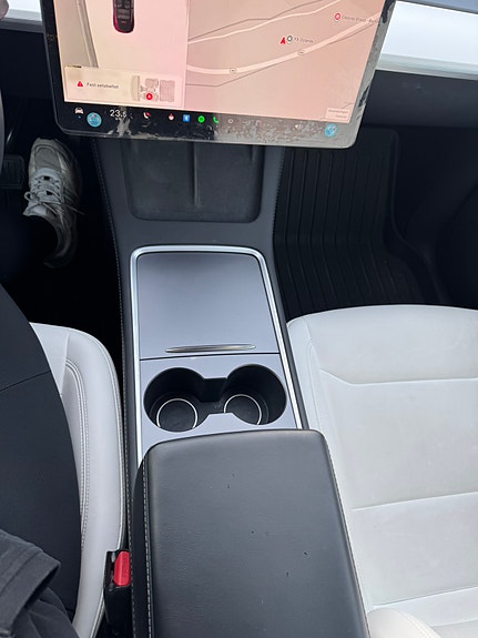 Tesla Model Y 9 of 19