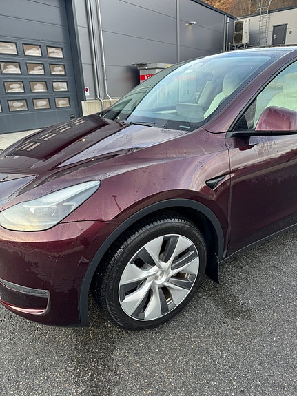 Tesla Model Y 3 of 19