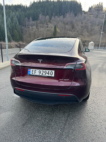 Tesla Model Y 16 of 19