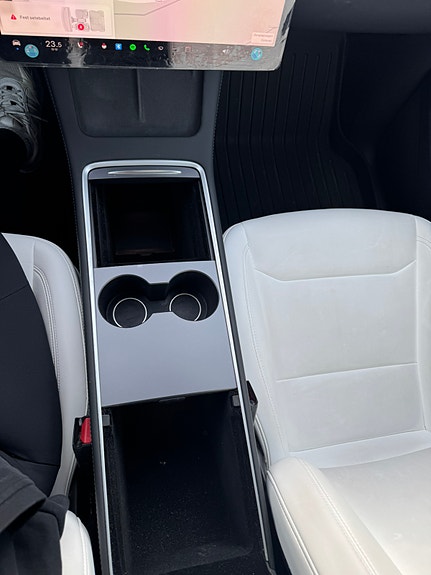 Tesla Model Y 8 of 19