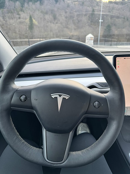 Tesla Model Y 14 of 19