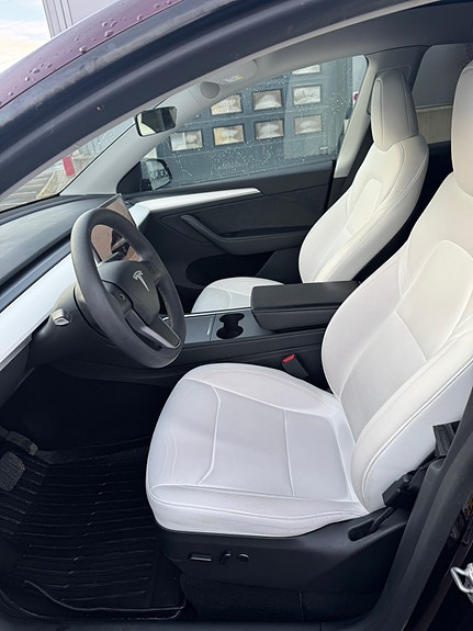 Tesla Model Y 7 of 19