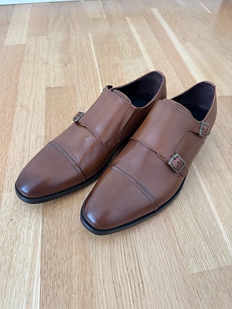 Svært lite brukt dress-sko til salgs. Str. 41