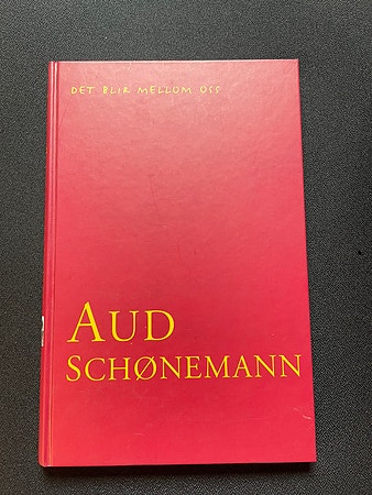 Aud Schønemann Det blir mellom oss, signert bok