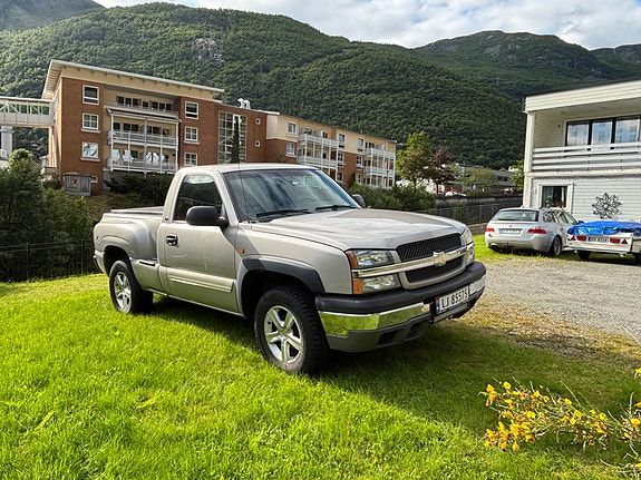 Chevrolet Silverado 2 of 4