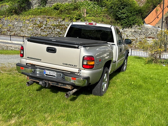 Chevrolet Silverado 3 of 4