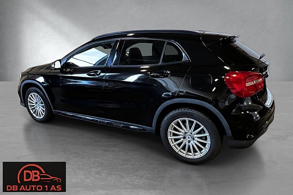 Mercedes-Benz GLA180 3 of 5