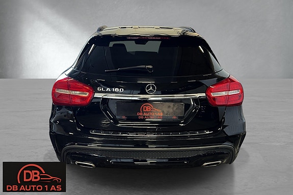 Mercedes-Benz GLA180 4 of 5
