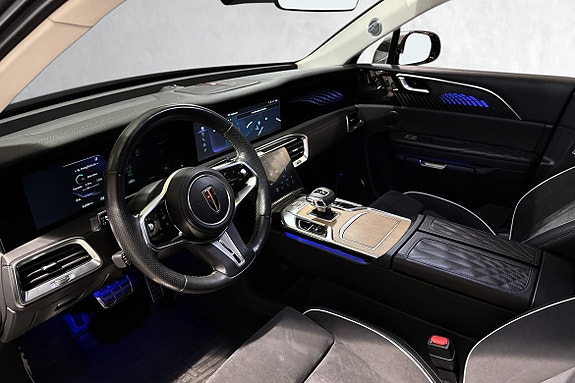 Digital cockpit med touchskjerm, nøkkelløs start og moderne teknologi.