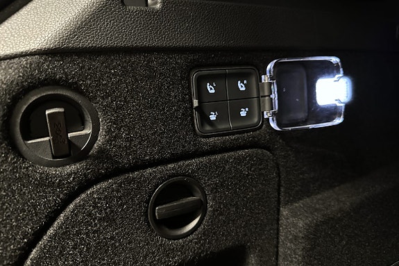 Detaljert kontrollpanel med opplyste knapper og elegant tekstur.