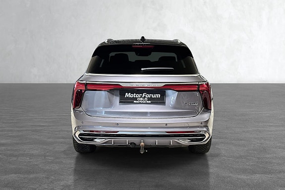 Luksuriøs bakside i sølv med kromakent og underspillsbelysning.