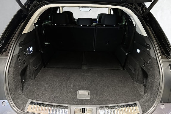 Fleksibelt bagasjerom med sammenleggbare seter og rikelig plass.