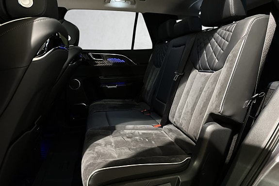 Romslige, quiltede seter bak med luksuriøs ambient belysning.