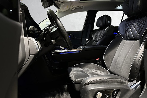 Eksklusivt interiør med oppvarmet ratt og ambient belysning.