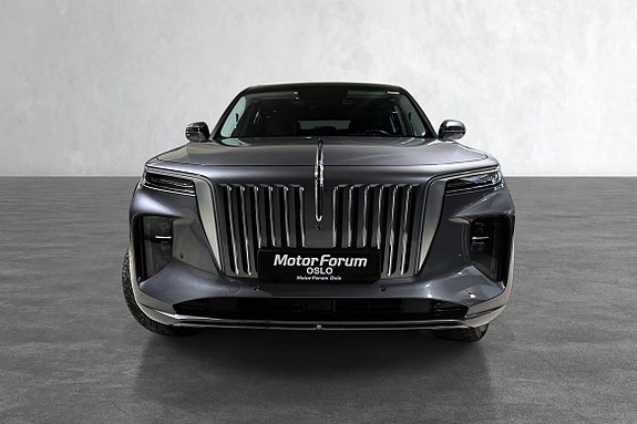 Dominant front med vertikal grill og slanke LED-lykter. (Led Matrix lykter)