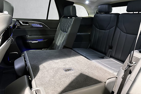 Stor kupé med fleksible seteløsninger og stemningsbelysning.