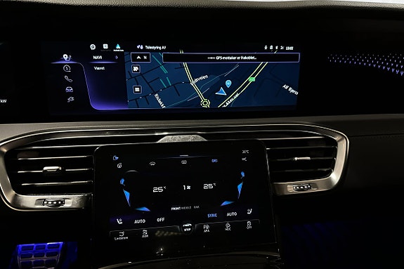 Brukervennlig touchskjerm med GPS og klimakontroll i fokus.