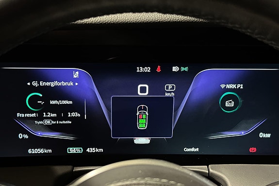 Oversiktlig digital instrumentering viser ytelse og energiforbruk klart.