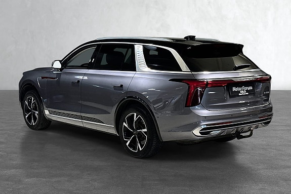 Bakparti med svart tak, tonede vinduer og eksklusive kromdetaljer.