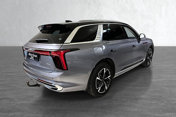 Skinnende bak med stilige LED-baklykter og dekorative kromdetaljer.