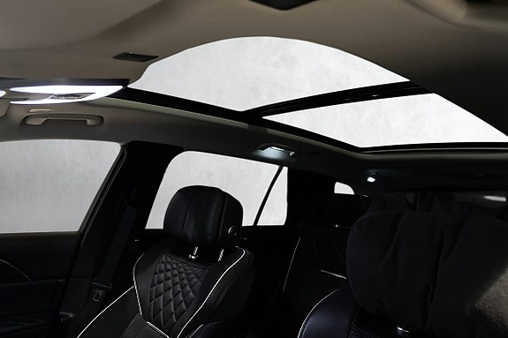 soltak som kan åpnes, samt gardin for å trekke igjen for å få stenge solen ute for de som er litt lysskye;)