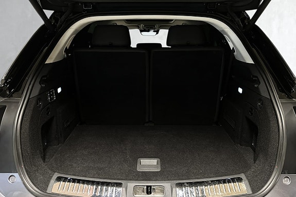 Romslig bagasjerom med eksklusivt mørkt interiør og praktisk design.
