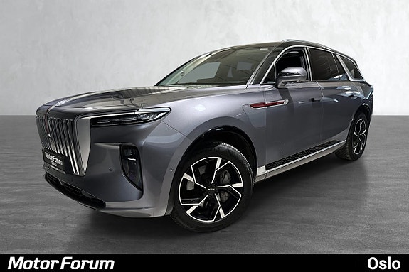 Imponerende front med karakteristisk grill og moderne alloy wheels.