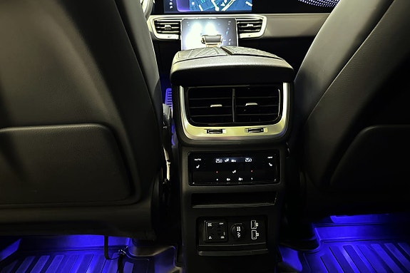 Baksete med klimakontroll og effektiv belysning for passasjerene.