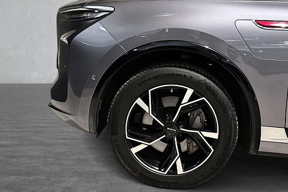 Stilige alloy wheels fremhever SUV-ens sportslige og robuste uttrykk.