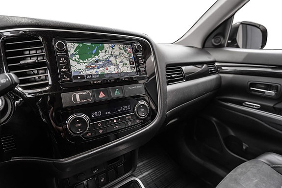 Moderne klimakontroll og infotainmentskjerm samlet i midtkonsoll.