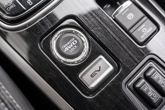 4WD-lås og EV-modus brytere for fleksibel kjøring.