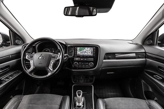 Intuitiv infotainment med touchscreen i eksklusivt skinninteriør.