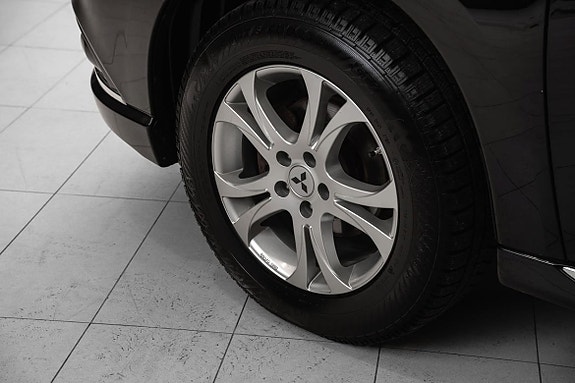 Stilfulle aluminiumsfelger med robuste dekk for trygg kjøring.