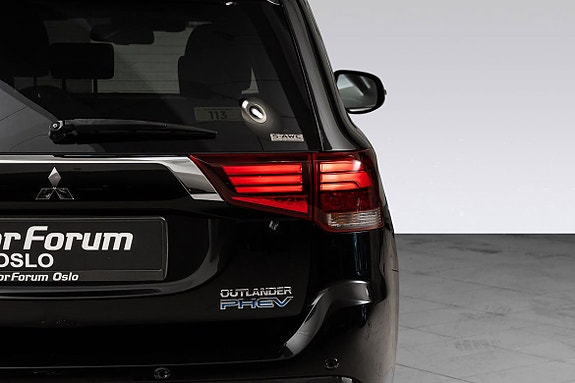 Ryddig bakside med LED-baklys og tydelig merke.