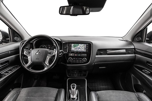 Intuitiv infotainment med touchscreen i eksklusivt skinninteriør.