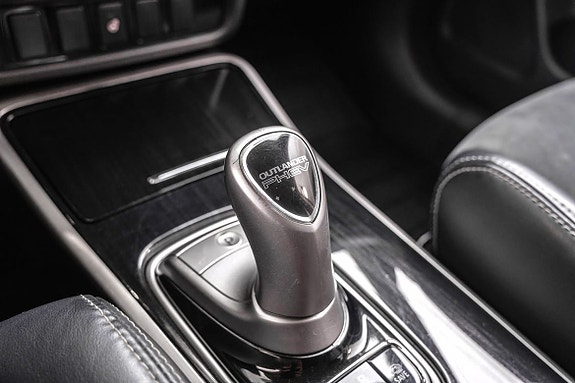 Sporty girspak med skinndetaljer og elegant design.