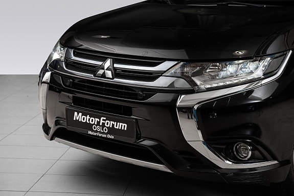 Moderne front med LED-lys og kraftfull Mitsubishi-logo.